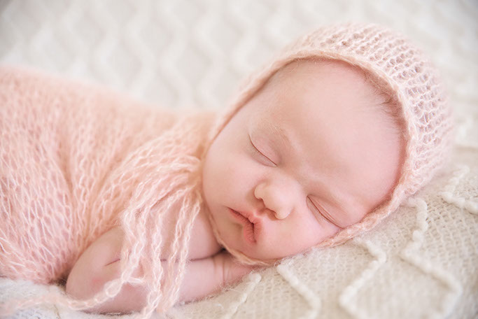 Newborn Photographer, Baby Girl in cute pose.