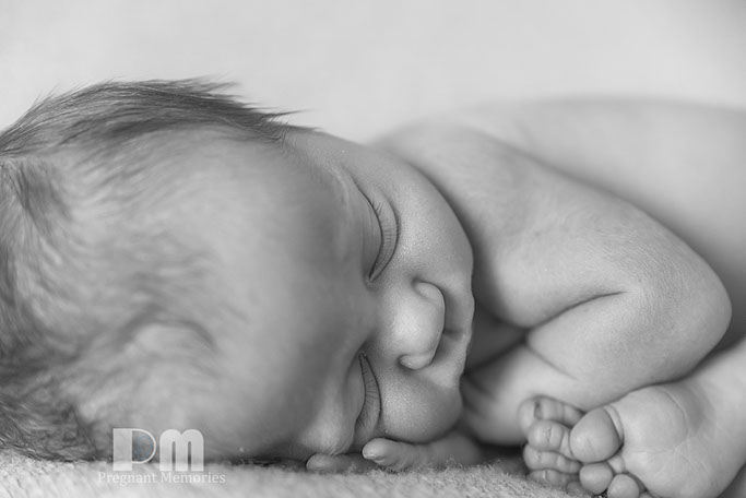 Squishy newborn photo by Pregnant Memories